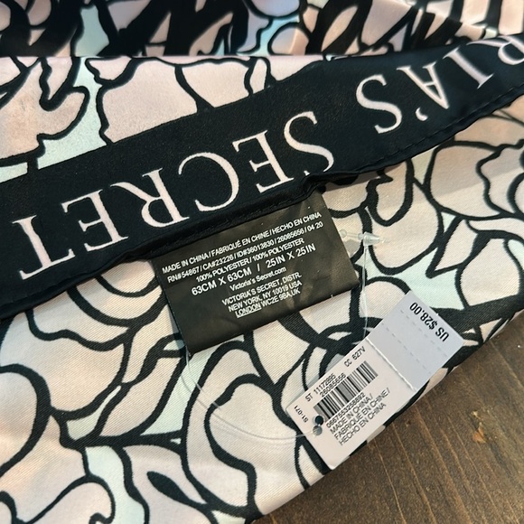 Victoria's Secret Bombshell Silky Floral Scarf size 25"x25" NWT - Picture 2 of 2
